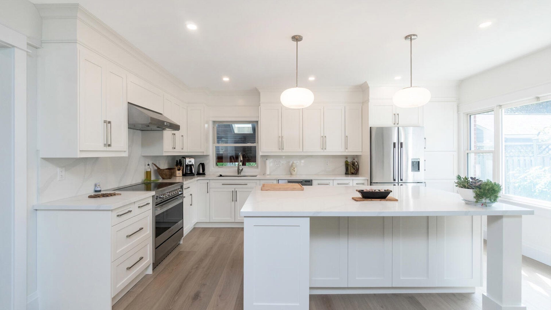 Bright custom kitchen by High Peaks Contracting Ltd.